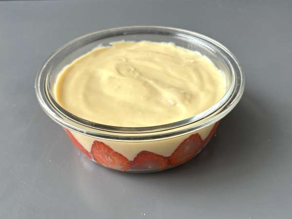 Pavê de morango, die brasilianische Nachspeise aus Erdbeeren und Kondensmilch, die am besten kalt gegessen wird - Zubereitung Schritt 8