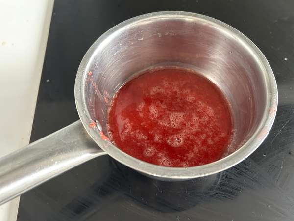 Pavê de morango, die brasilianische Nachspeise aus Erdbeeren und Kondensmilch, die am besten kalt gegessen wird - Zubereitung Schritt 10