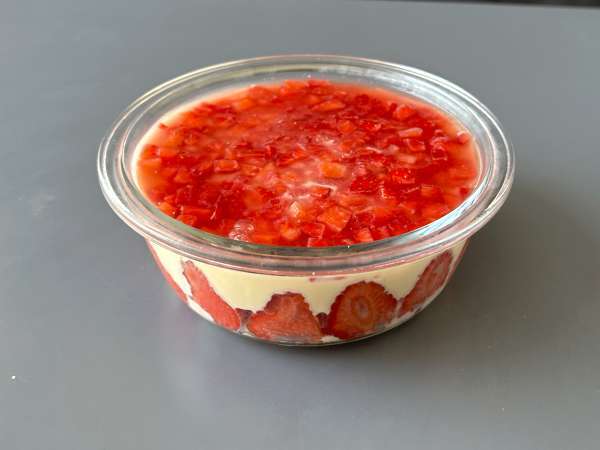 Pavê de morango, die brasilianische Nachspeise aus Erdbeeren und Kondensmilch, die am besten kalt gegessen wird - Zubereitung Schritt 11