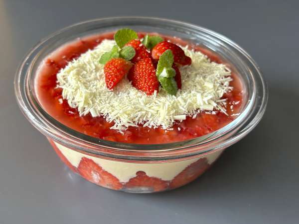 Pavê de morango, die brasilianische Nachspeise aus Erdbeeren und Kondensmilch, die am besten kalt gegessen wird - Zubereitung Schritt 12