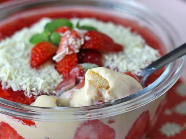 Pavê de morango, die brasilianische Nachspeise aus Erdbeeren und Kondensmilch, die am besten kalt gegessen wird - Zubereitung Schritt 13