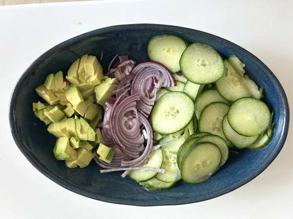 Salat aus Gurke, gerösteten Kichererbsen, Avocado und Feta - Zubereitung Schritt 2