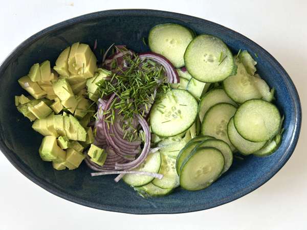 Salat aus Gurke, gerösteten Kichererbsen, Avocado und Feta - Zubereitung Schritt 3