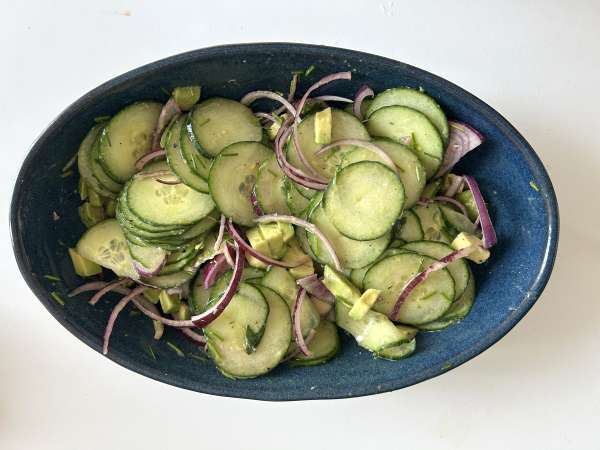 Salat aus Gurke, gerösteten Kichererbsen, Avocado und Feta - Zubereitung Schritt 5
