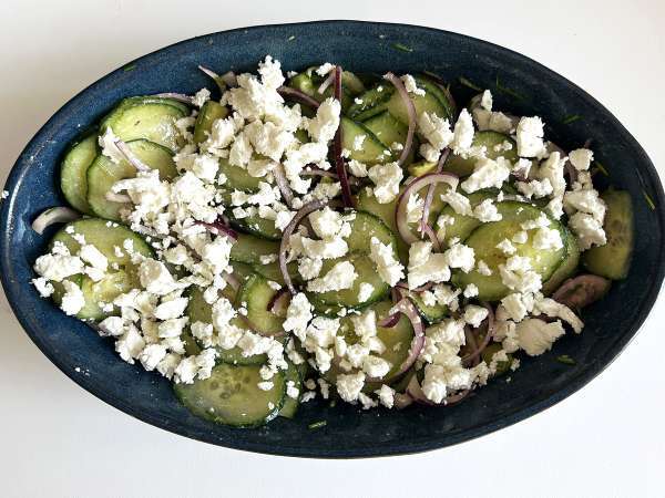 Salat aus Gurke, gerösteten Kichererbsen, Avocado und Feta - Zubereitung Schritt 6