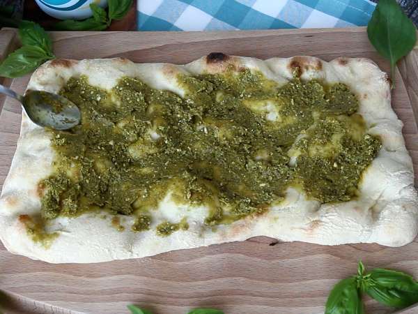 Pinsa mit Pesto und Mortadella, in 10 Minuten zubereitet! - Zubereitung Schritt 2