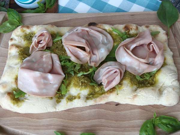 Pinsa mit Pesto und Mortadella, in 10 Minuten zubereitet! - Zubereitung Schritt 4