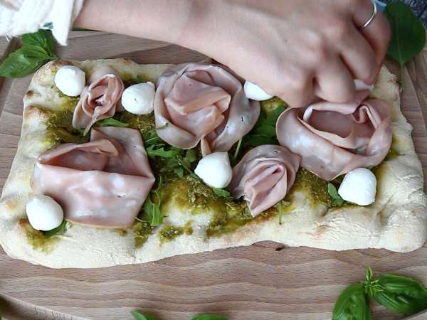 Pinsa mit Pesto und Mortadella, in 10 Minuten zubereitet! - Zubereitung Schritt 5