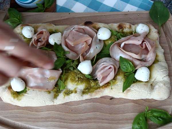Pinsa mit Pesto und Mortadella, in 10 Minuten zubereitet! - Zubereitung Schritt 6
