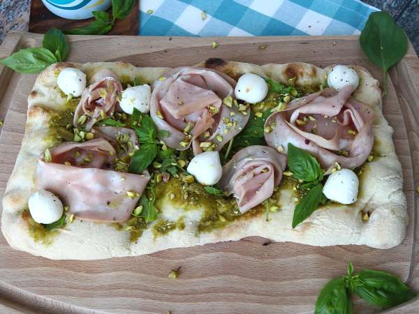 Pinsa mit Pesto und Mortadella, in 10 Minuten zubereitet! - Zubereitung Schritt 7