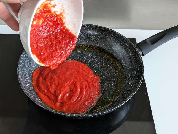 Nudeln mit Stracciatella und cremiger Tomate: der erste Gang ist in 10 Minuten fertig - Zubereitung Schritt 1