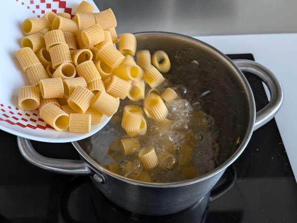 Nudeln mit Stracciatella und cremiger Tomate: der erste Gang ist in 10 Minuten fertig - Zubereitung Schritt 3