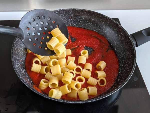 Nudeln mit Stracciatella und cremiger Tomate: der erste Gang ist in 10 Minuten fertig - Zubereitung Schritt 4