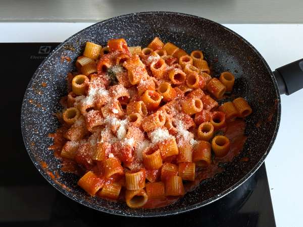 Nudeln mit Stracciatella und cremiger Tomate: der erste Gang ist in 10 Minuten fertig - Zubereitung Schritt 5