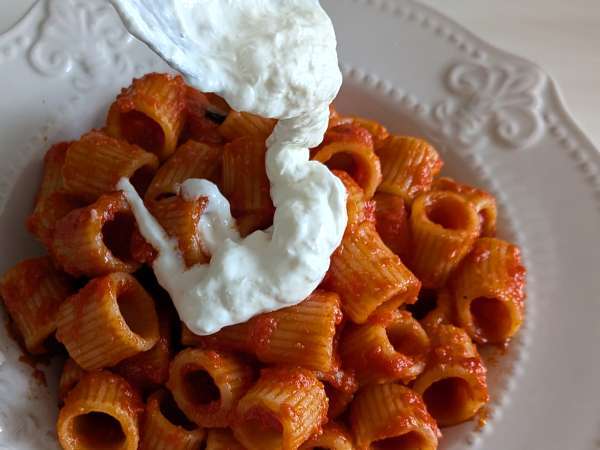 Nudeln mit Stracciatella und cremiger Tomate: der erste Gang ist in 10 Minuten fertig - Zubereitung Schritt 6