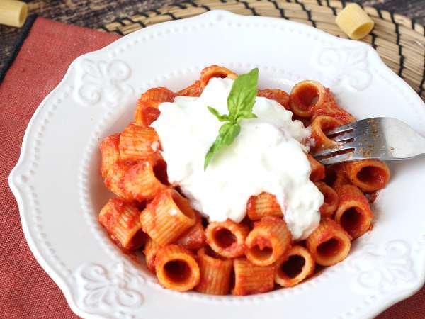 Nudeln mit Stracciatella und cremiger Tomate: der erste Gang ist in 10 Minuten fertig - Zubereitung Schritt 7