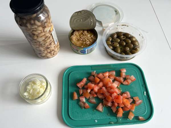 Nivea-Salat (Hornbohnen) mit Thunfisch, Eiern und Oliven: der portugiesische Klassiker! - Zubereitung Schritt 1
