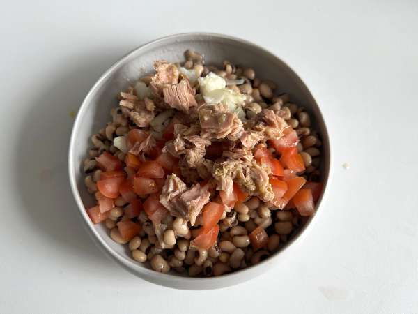 Nivea-Salat (Hornbohnen) mit Thunfisch, Eiern und Oliven: der portugiesische Klassiker! - Zubereitung Schritt 2
