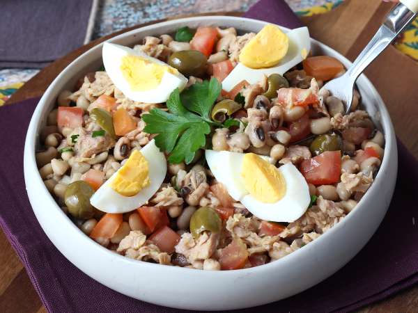 Nivea-Salat (Hornbohnen) mit Thunfisch, Eiern und Oliven: der portugiesische Klassiker! - Zubereitung Schritt 6