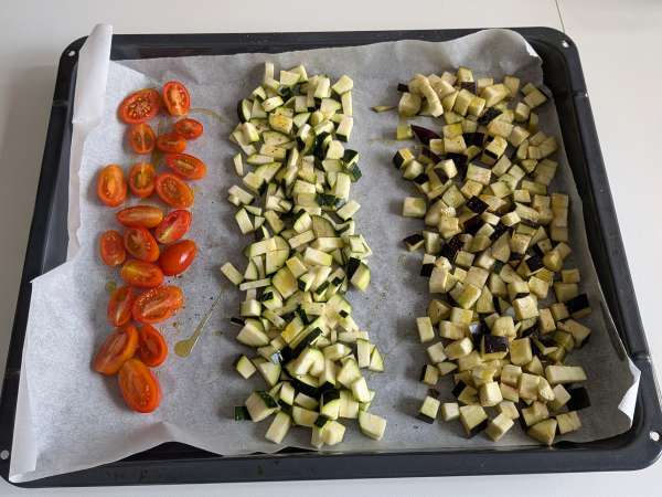 Cremiger Dinkelsalat mit Zucchini, Auberginen und Kirschtomaten - Zubereitung Schritt 2
