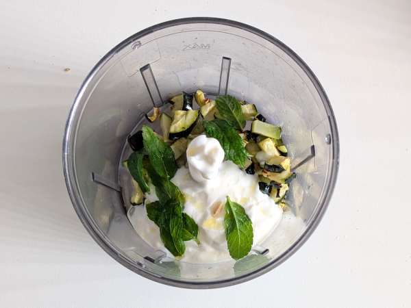 Cremiger Dinkelsalat mit Zucchini, Auberginen und Kirschtomaten - Zubereitung Schritt 4
