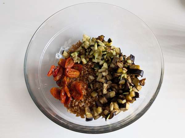 Cremiger Dinkelsalat mit Zucchini, Auberginen und Kirschtomaten - Zubereitung Schritt 5