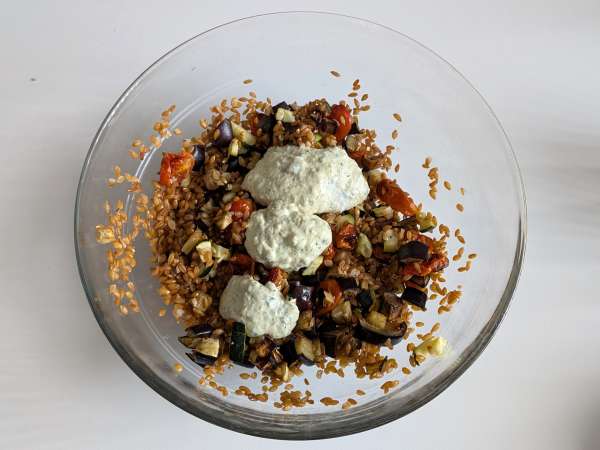 Cremiger Dinkelsalat mit Zucchini, Auberginen und Kirschtomaten - Zubereitung Schritt 6