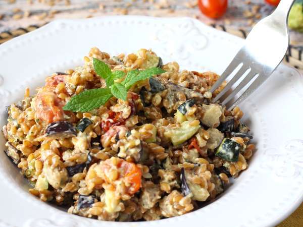 Cremiger Dinkelsalat mit Zucchini, Auberginen und Kirschtomaten - Zubereitung Schritt 8