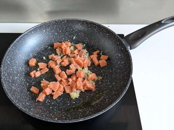 Cremige Pasta mit Lachs und Safran : schnell und einfach - Zubereitung Schritt 2