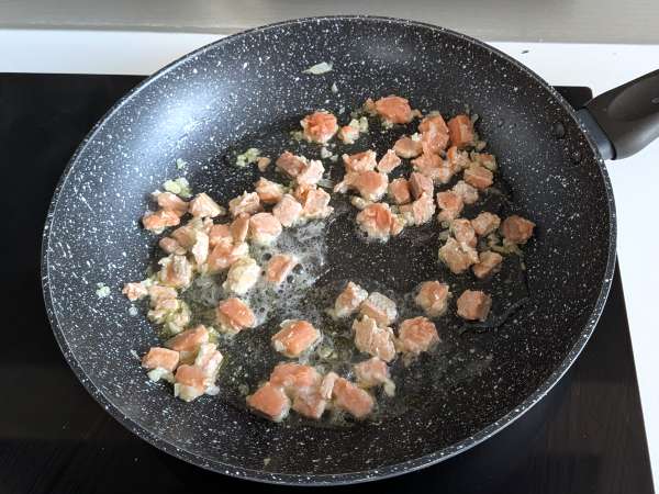 Cremige Pasta mit Lachs und Safran : schnell und einfach - Zubereitung Schritt 3