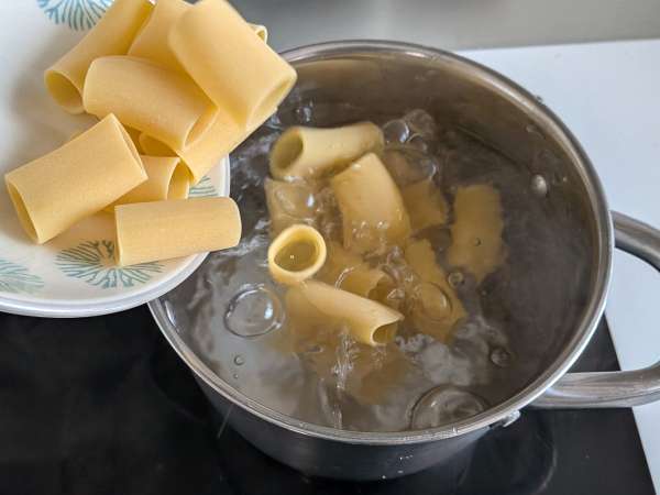 Cremige Pasta mit Lachs und Safran : schnell und einfach - Zubereitung Schritt 4