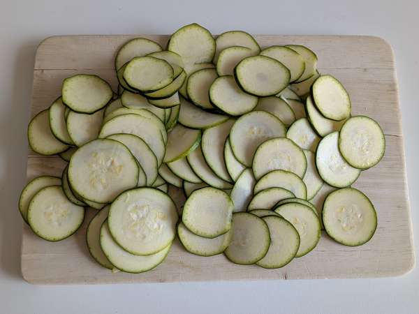 Nudeln mit Zucchini und knusprigem Speck: ein einfaches Rezept für Mittag- und Abendessen - Zubereitung Schritt 1