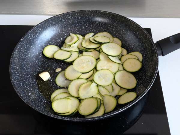 Nudeln mit Zucchini und knusprigem Speck: ein einfaches Rezept für Mittag- und Abendessen - Zubereitung Schritt 2