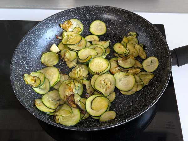 Nudeln mit Zucchini und knusprigem Speck: ein einfaches Rezept für Mittag- und Abendessen - Zubereitung Schritt 3