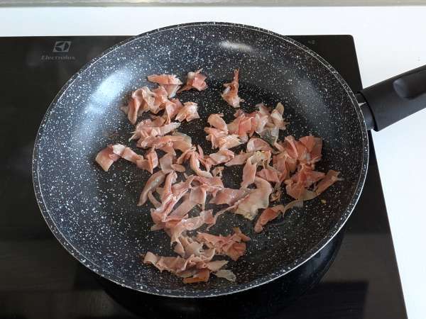 Nudeln mit Zucchini und knusprigem Speck: ein einfaches Rezept für Mittag- und Abendessen - Zubereitung Schritt 5