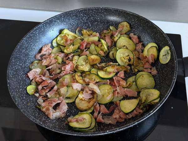 Nudeln mit Zucchini und knusprigem Speck: ein einfaches Rezept für Mittag- und Abendessen - Zubereitung Schritt 6