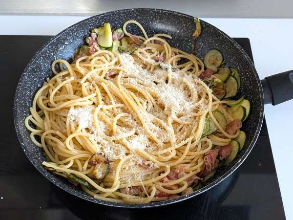 Nudeln mit Zucchini und knusprigem Speck: ein einfaches Rezept für Mittag- und Abendessen - Zubereitung Schritt 7