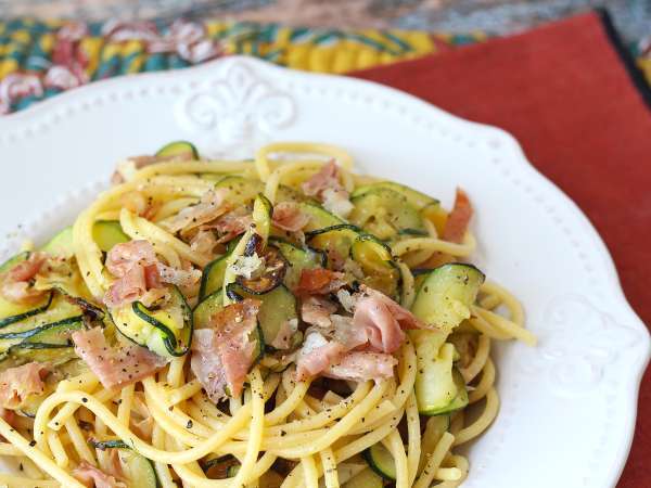 Nudeln mit Zucchini und knusprigem Speck: ein einfaches Rezept für Mittag- und Abendessen - Zubereitung Schritt 8