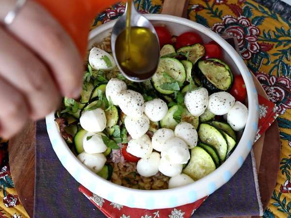 Zartweizensalat mit Thunfisch und Mozzarella : schnell und sommerlich - Zubereitung Schritt 8