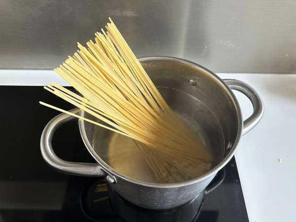 Spaghetti mit Sardinen aus der Dose in 15 Minuten - Zubereitung Schritt 1