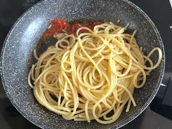 Spaghetti mit Sardinen aus der Dose in 15 Minuten - Zubereitung Schritt 6