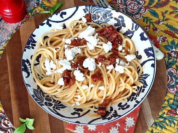 Gazpacho-Pasta mit Feta und getrockneten Tomaten : schnell und sommerlich - Zubereitung Schritt 5