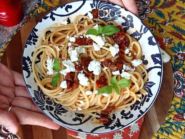 Gazpacho-Pasta mit Feta und getrockneten Tomaten : schnell und sommerlich - Zubereitung Schritt 6