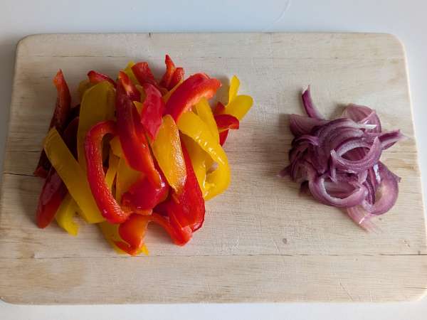 Nudeln mit Paprika und Minze: cremig und aromatisch - Zubereitung Schritt 1