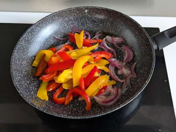 Nudeln mit Paprika und Minze: cremig und aromatisch - Zubereitung Schritt 2