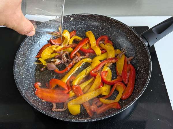 Nudeln mit Paprika und Minze: cremig und aromatisch - Zubereitung Schritt 3