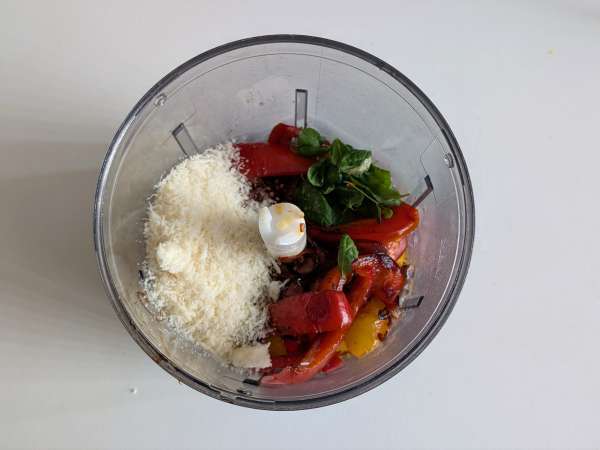 Nudeln mit Paprika und Minze: cremig und aromatisch - Zubereitung Schritt 4