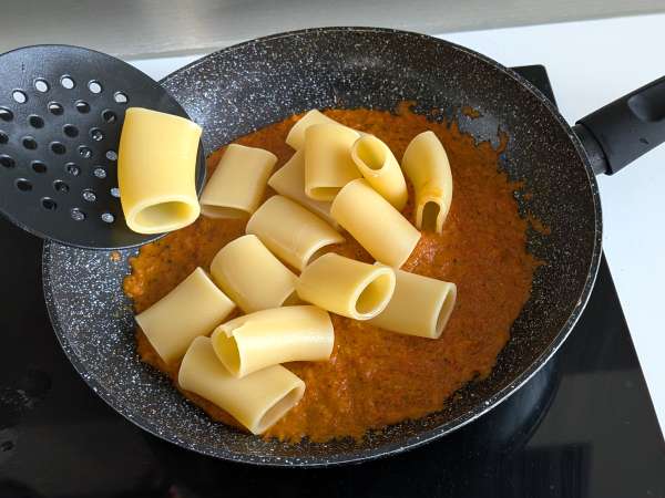 Nudeln mit Paprika und Minze: cremig und aromatisch - Zubereitung Schritt 7