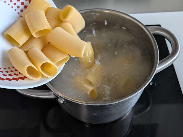Nudeln mit Paprika und Minze: cremig und aromatisch - Zubereitung Schritt 6