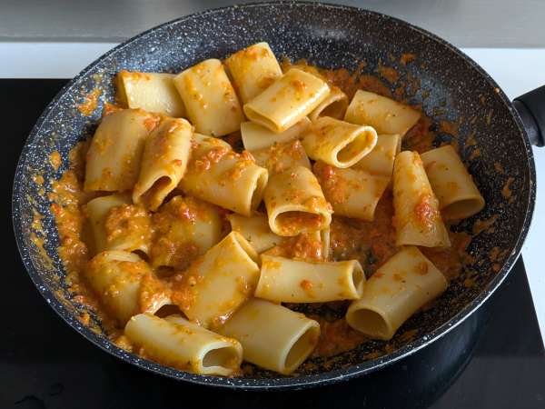 Nudeln mit Paprika und Minze: cremig und aromatisch - Zubereitung Schritt 8